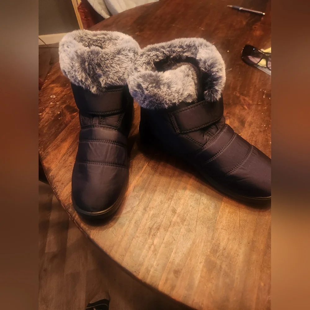 GO Womens Black Fur-Lined Winter Boots